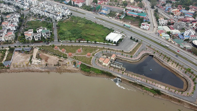 Hình ảnh khu vực đê tả sông Lạch Tray, TP Hải Phòng bị chiếm dụng xây dựng trái phép. 