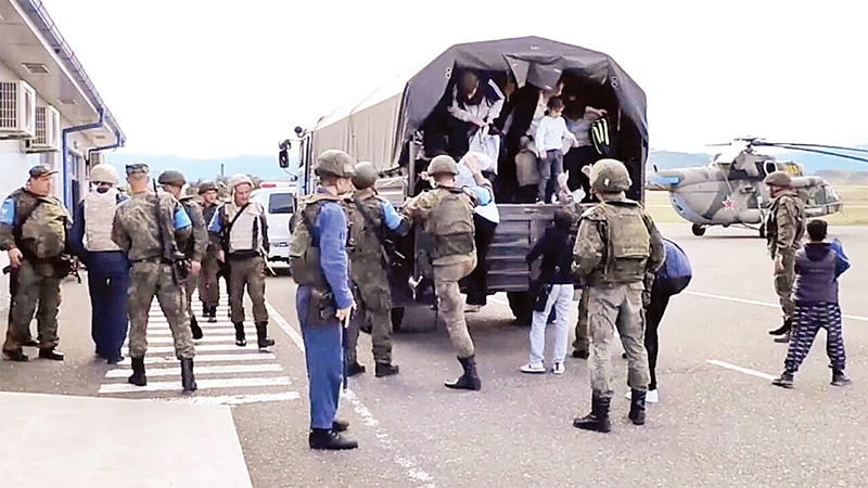 Lực lượng Azerbaijan hỗ trợ sơ tán dân thường. (Ảnh REUTERS) 