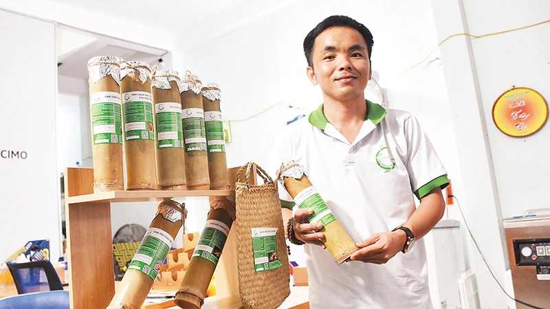 Anh Trương Thanh Hiên với các sản phẩm khởi nghiệp thành công. 