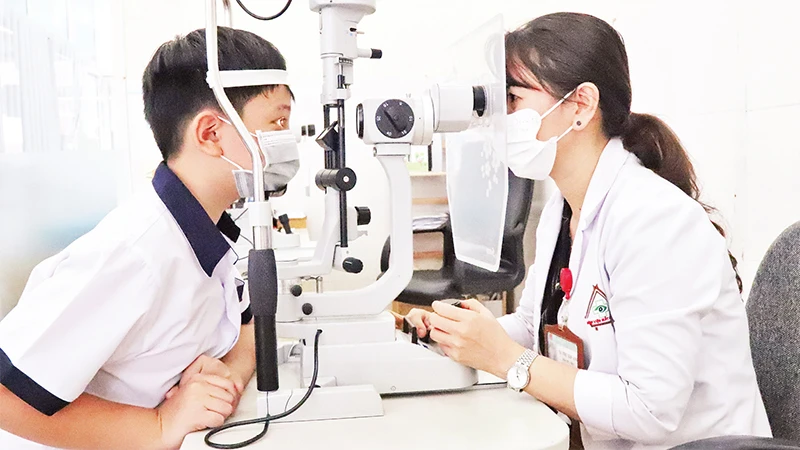 Trẻ em bị đau mắt đỏ đến khám và điều trị tại Bệnh viện Mắt tỉnh Ðắk Lắk. 