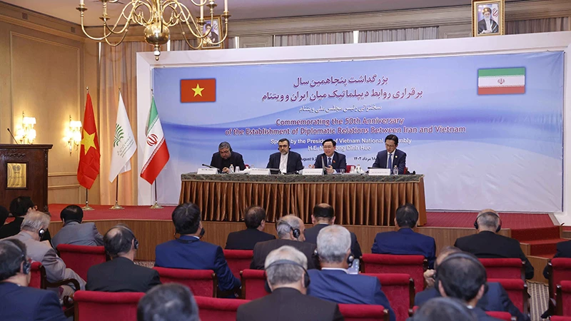 Chủ tịch Quốc hội Vương Ðình Huệ phát biểu về quan hệ hai nước tại Viện nghiên cứu chính trị và quốc tế, Bộ Ngoại giao Iran. 