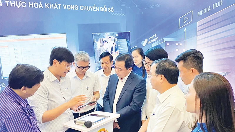 Lãnh đạo tỉnh Hải Dương nghe thuyết trình về sản phẩm công nghệ mới của VNPT Hải Dương. 