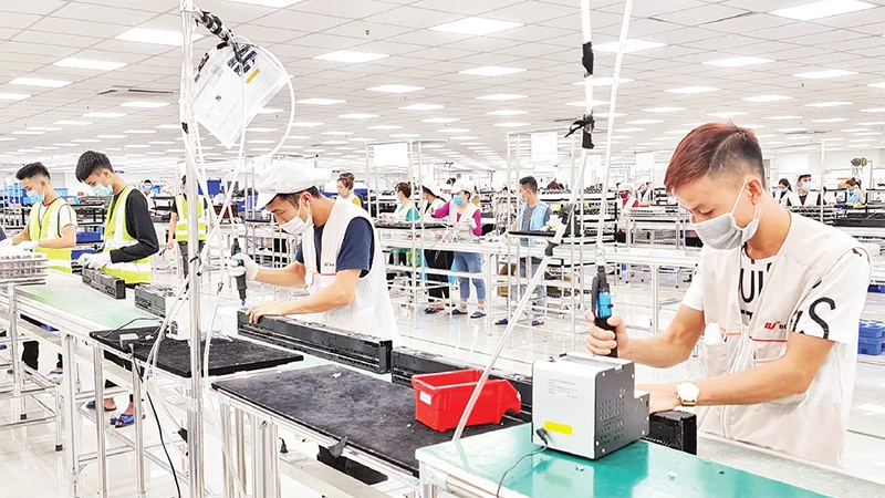 Sản xuất linh kiện điện tử trong Khu công nghiệp Ðông Mai, thị xã Quảng Yên. 