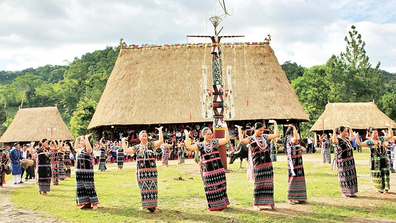 Ðồng bào miền núi Tây Giang biểu diễn văn hóa truyền thống. 