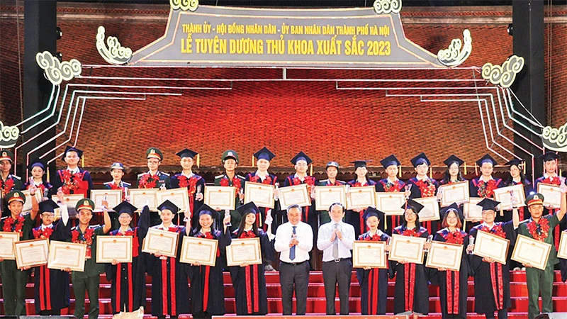 Thành phố Hà Nội tuyên dương thủ khoa xuất sắc năm 2023. (Ảnh Phạm Hùng) 