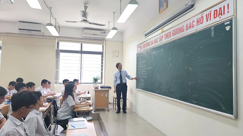 Thầy giáo Bùi Văn Phúc và học sinh Trường trung học phổ thông Chuyên Hà Nội-Amsterdam trong giờ học. 