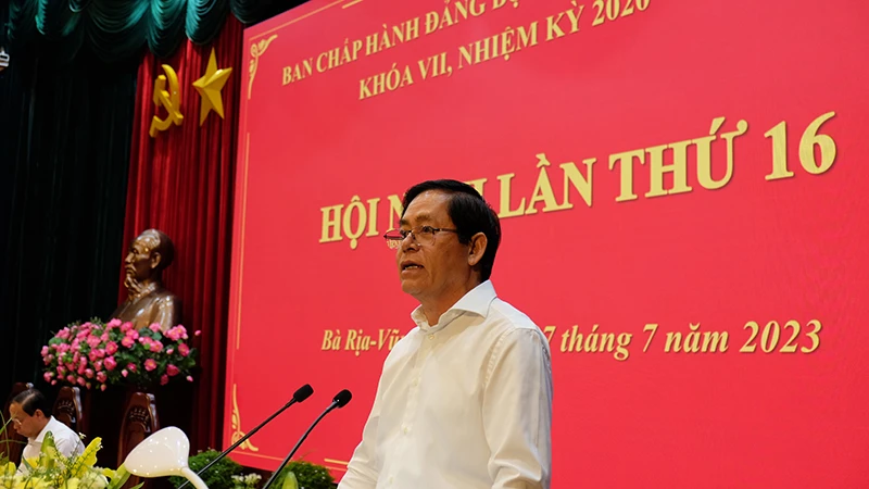 Bí thư Tỉnh ủy Phạm Viết Thanh phát biểu khai mạc Hội nghị lần thứ 16 Ban Chấp hành Ðảng bộ tỉnh khóa 7, nhiệm kỳ 2020-2025. 