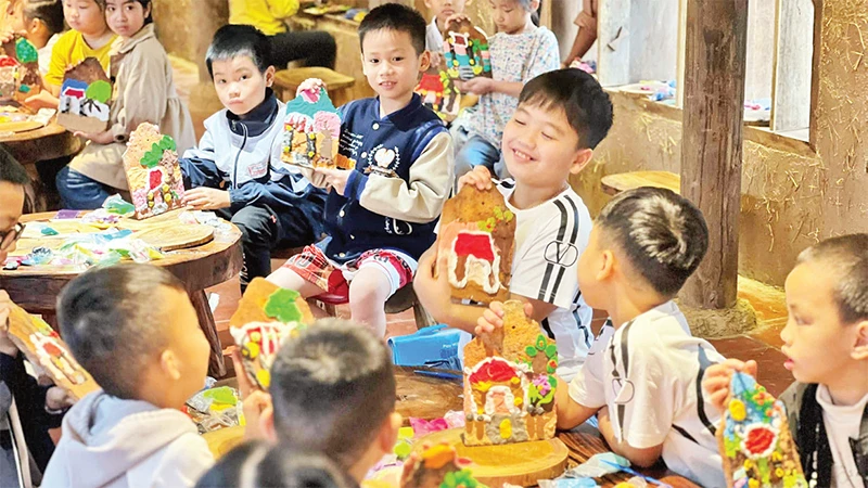 Trẻ em tham gia một hoạt động tại Ðoài Creative - không gian sáng tạo dựa trên phát huy giá trị di sản của Hà Nội. 