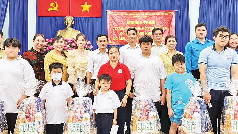 Người dân Khu phố 2, phường Phước Long B ủng hộ kinh phí tặng quà các hộ dân có hoàn cảnh khó khăn trong ngày hội đại đoàn kết. 
