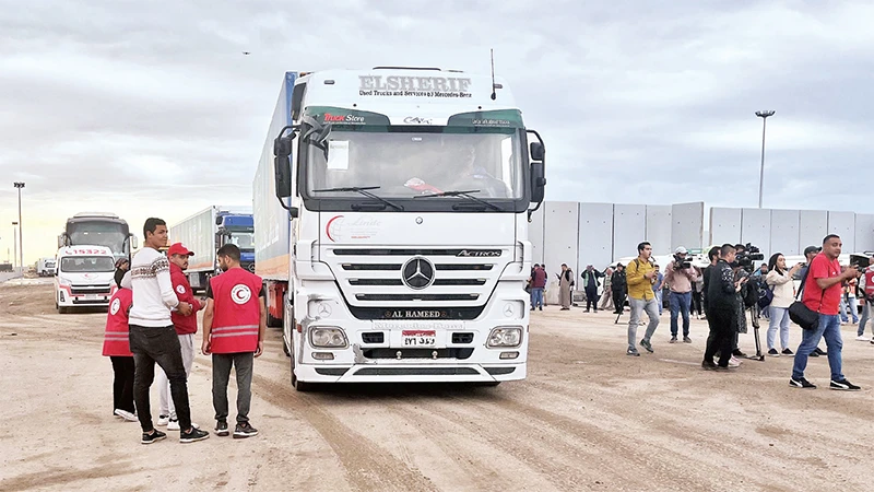 Xe chở hàng cứu trợ chờ ở cửa khẩu Rafah để đưa hàng hóa vào Gaza. 