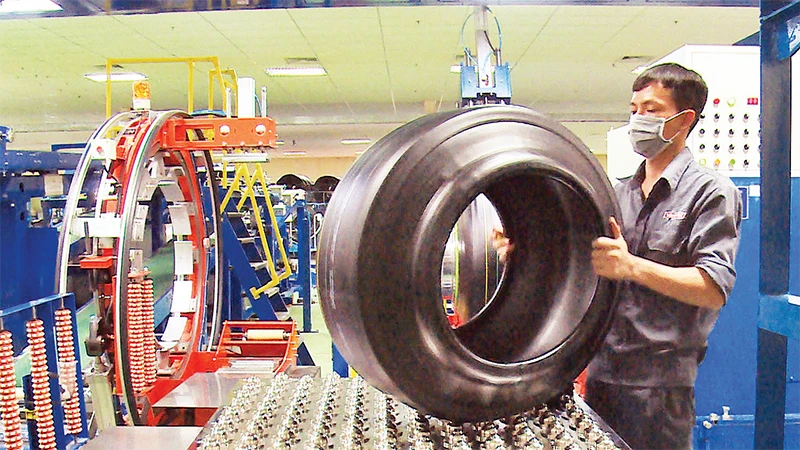 Sản xuất lốp ô-tô tại nhà máy của Công ty cổ phần Hưng Hải Thịnh (vốn Việt Nam) ở Cụm công nghiệp Tam Lập, huyện Phú Giáo. 