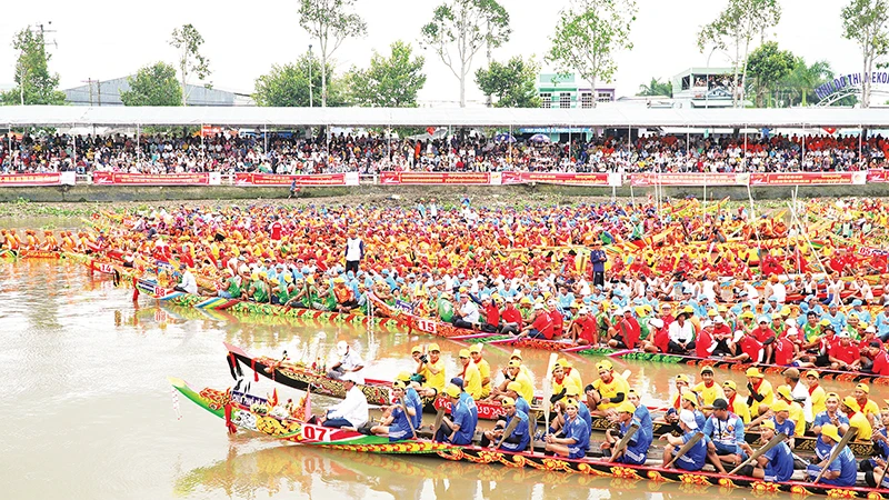 Sóc Trăng xác lập kỷ lục là địa phương tổ chức cuộc đua có số lượng ghe Ngo và vận động viên tham gia nhiều nhất Việt Nam. 