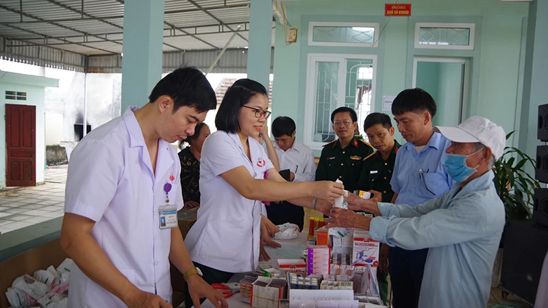 Các bác sĩ Bệnh viện Quân y 4 (Cục Hậu cần Quân khu 4) cấp thuốc miễn phí cho người dân xã Ðại Thành, huyện Yên Thành (Nghệ An). 