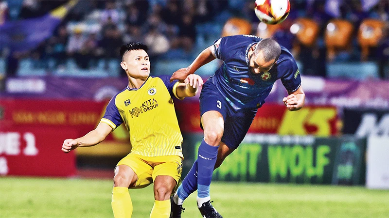 Hà Nội FC (áo vàng) thua MerryLand Quy Nhơn Bình Ðịnh trên sân nhà. (Ảnh TRẦN HẢI) 