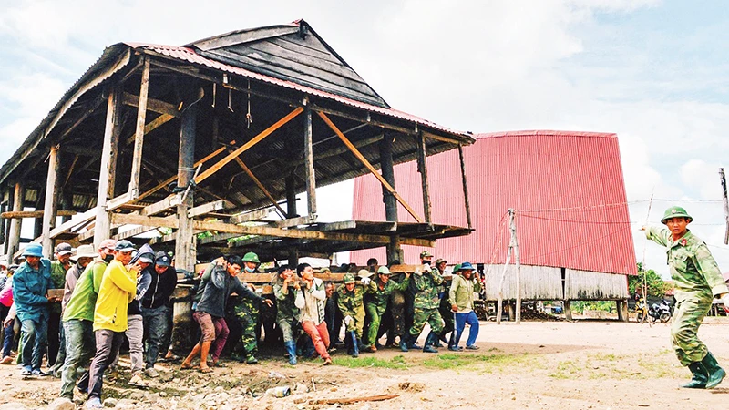 Lực lượng quân đội giúp dân làng Hek, xã Chư A Thai, huyện Phú Thiện di dời nhà cửa, xây dựng làng nông thôn mới. 