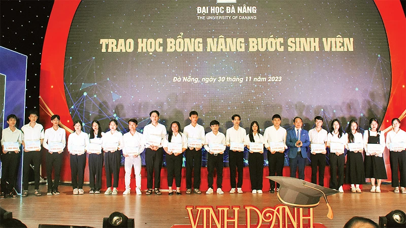 Ðại học Ðà Nẵng trao 60 suất học bổng Nâng bước sinh viên năm 2023. 