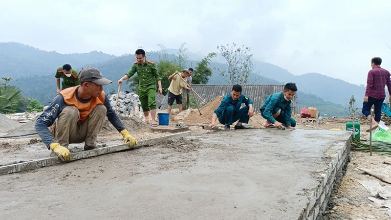 Công an xã Châu Thôn (huyện Quế Phong, tỉnh Nghệ An) hỗ trợ người dân xóm Tam Tiến xây dựng đường giao thông. (Ảnh QUỐC ÐẠT) 