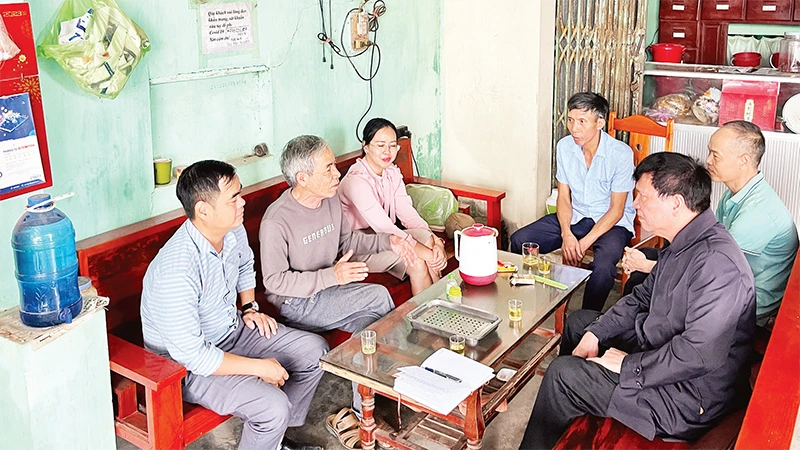 Cán bộ huyện Ninh Giang và xã Kiến Quốc trao đổi với người dân thôn Cúc Bồ về chủ trương dỡ bỏ các công trình vi phạm kênh mương. 
