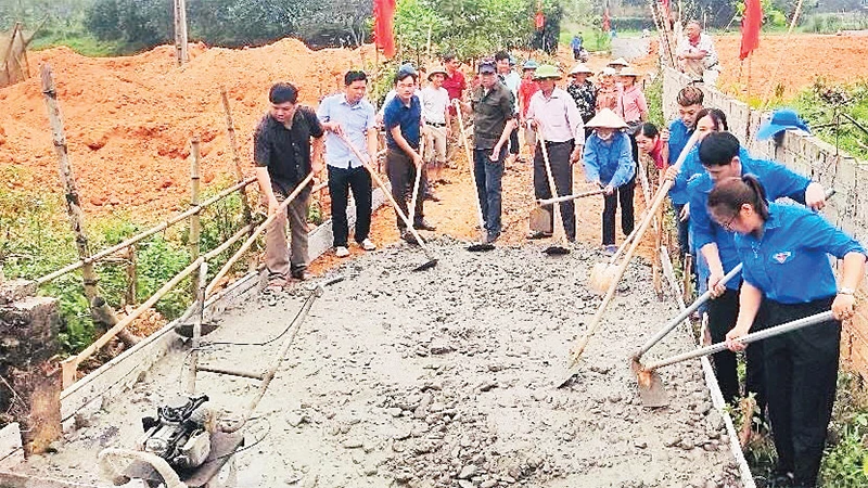 Nhân dân xã Vĩnh Kiên (huyện Yên Bình) đổ bê-tông làm đường giao thông nông thôn. 