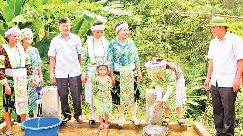 Ðược đầu tư bể chứa và đường ống, đồng bào dân tộc H’Mông ở xóm Làng Giai (xã La Hiên, huyện Võ Nhai) được sử dụng nước hợp vệ sinh. (Ảnh CTV) 