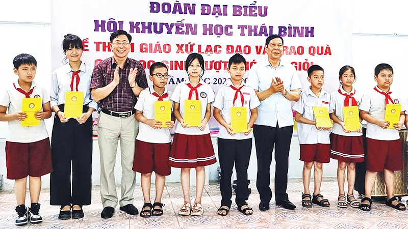 Hội Khuyến học tỉnh Thái Bình trao quà tặng các em học giỏi vượt khó tại Giáo xứ Lạc Ðạo (thành phố Thái Bình). 
