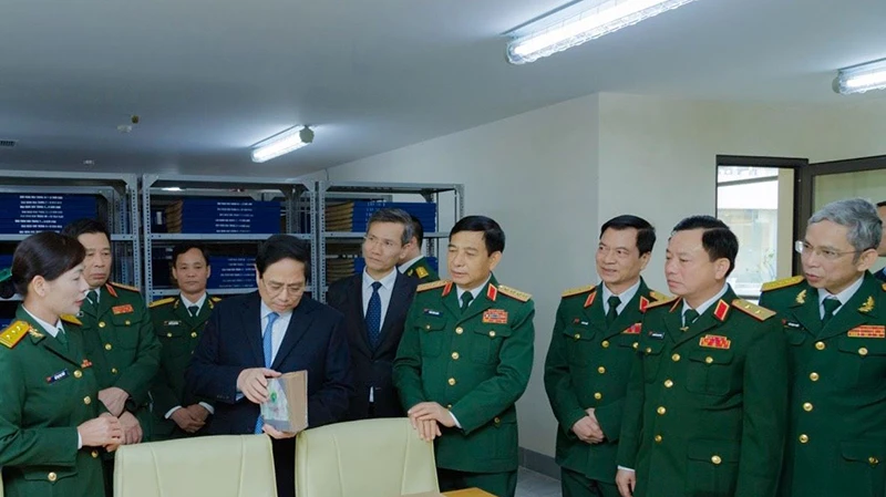 Thủ tướng Chính phủ Phạm Minh Chính và Bộ trưởng Quốc phòng Phan Văn Giang thăm, làm việc tại Học viện Quốc phòng tháng 12/2023. 