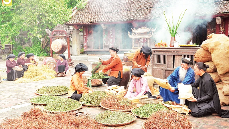 Tái hiện cảnh làm thuốc từ thảo dược tại làng Sinh Dược, xã Gia Sinh, huyện Gia Viễn. (Ảnh Sở Du lịch Ninh Bình) 