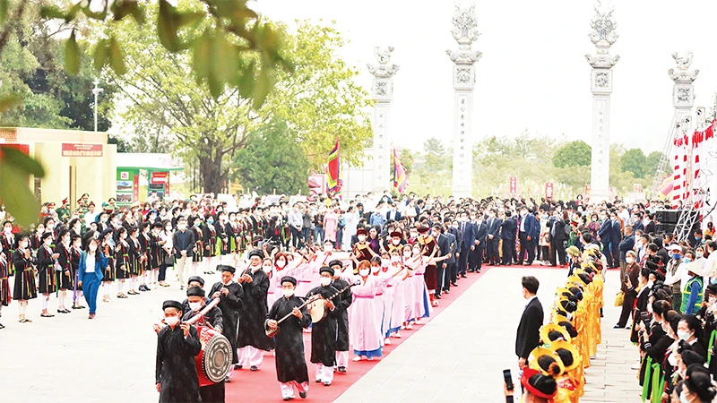 Lễ hội Tây Thiên, huyện Tam Ðảo, tỉnh Vĩnh Phúc được khôi phục, thu hút đông đảo người dân tham gia. 