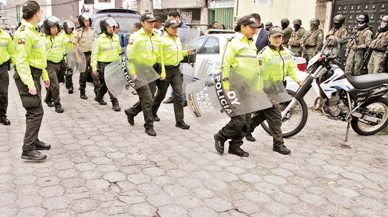 Lực lượng cảnh sát tuần tra ở thủ đô Quito của Ecuador. 