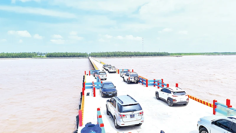 Cầu tàu nhìn vào kè ven biển khu vực Khai Long (huyện Ngọc Hiển, tỉnh Cà Mau) được thực hiện theo hình thức xã hội hóa bảo đảm phòng chống sạt lở. 