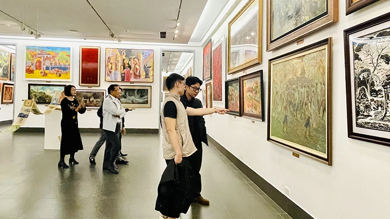 Một góc triển lãm "Di sản văn hóa Việt Nam qua hội họa". 