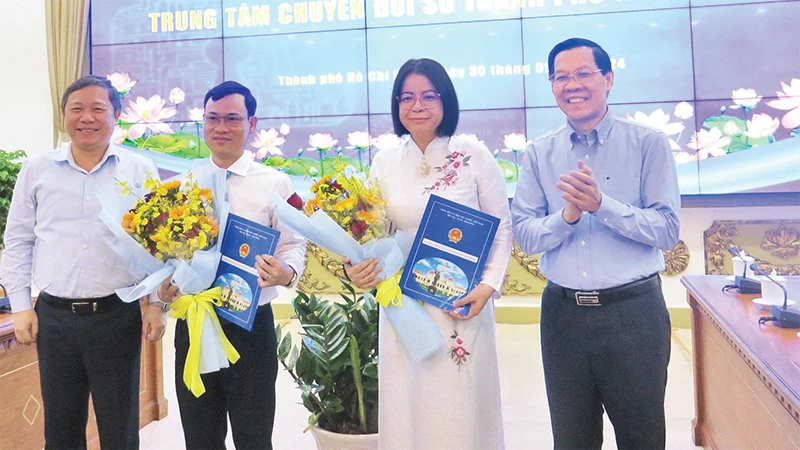 Lãnh đạo Ủy ban nhân dân Thành phố Hồ Chí Minh trao Quyết định nhân sự Trung tâm Chuyển đổi số. 