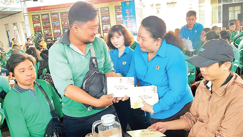 Liên đoàn Lao động thành phố thăm hỏi, tặng quà Tết đoàn viên Nghiệp đoàn xe ôm công nghệ trên địa bàn quận Bình Tân. 