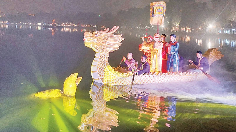 Tái hiện huyền thoại Vua Lê Thái Tổ ngự thuyền rồng trả gươm báu cho rùa thần trên hồ Hoàn Kiếm. 