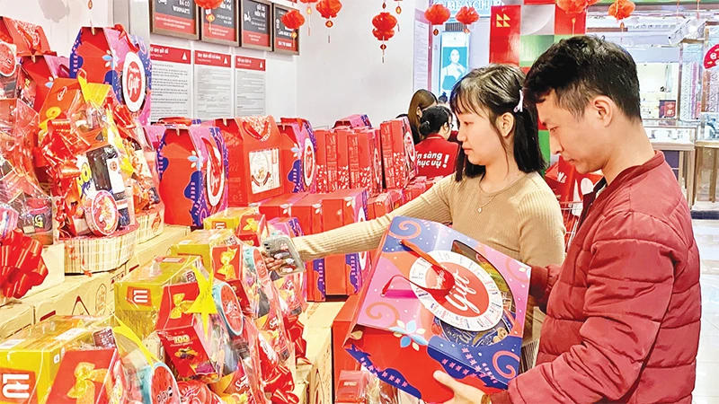 Người tiêu dùng mua sắm hàng hóa Tết tại siêu thị Winmart (Trung tâm thương mại Vincom Mega Mall Smart City, Nam Từ Liêm, Hà Nội). 