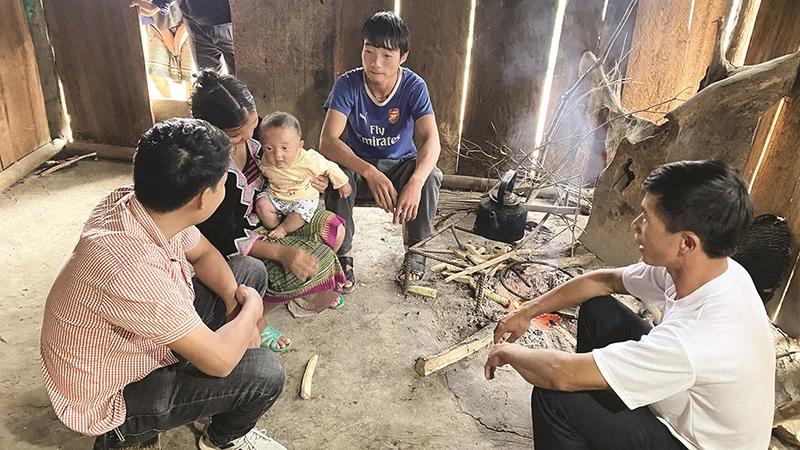 Ðại diện chính quyền địa phương đến nhà thăm hỏi, động viên người nghèo ở huyện Mù Cang Chải (Yên Bái). 