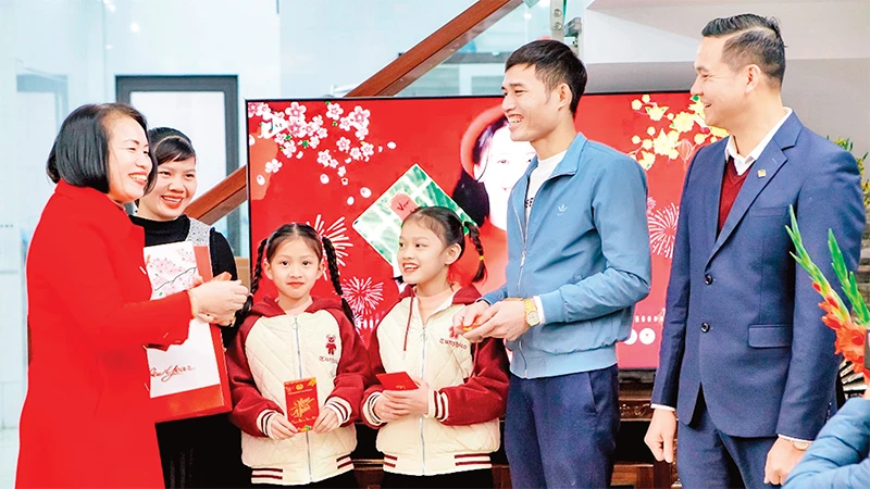 Lãnh đạo và Công đoàn Công ty than Thống Nhất thăm và tặng quà chúc Tết gia đình thợ lò Nguyễn Văn Nam. 