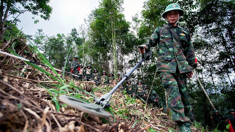 Lực lượng công binh rà phá bom mìn, vật liệu nổ tại các xã biên giới huyện Vị Xuyên. 