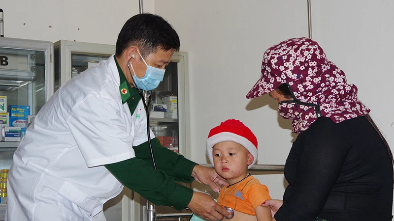 Cán bộ quân y Bộ đội Biên phòng tỉnh Nghệ An chăm sóc sức khỏe cho người dân biên giới. (Ảnh VIẾT LAM) 