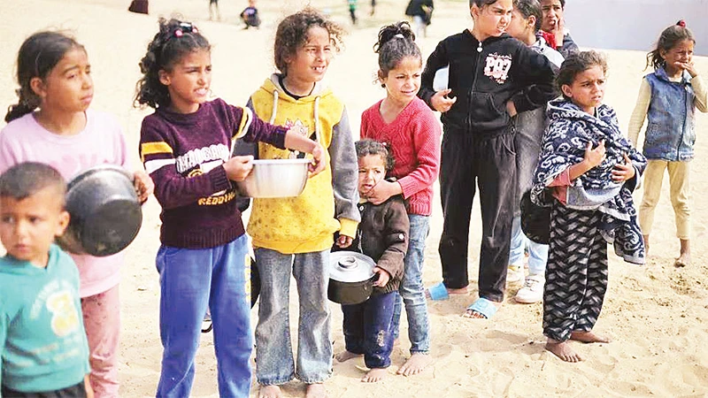 Nhiều trẻ em tại Gaza bị thiếu lương thực nghiêm trọng. (Ảnh REUTERS) 