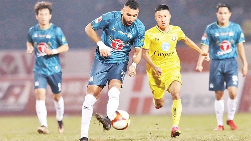 LBBank Hoàng Anh Gia Lai (áo xanh) bất ngờ thắng 2-1 ngay trên sân Ðông Á Thanh Hóa. (Ảnh LÂM ANH) 