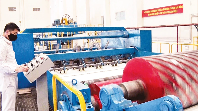 Sản xuất giấy xuất khẩu ở Nhà máy giấy và bột giấy An Hòa. 