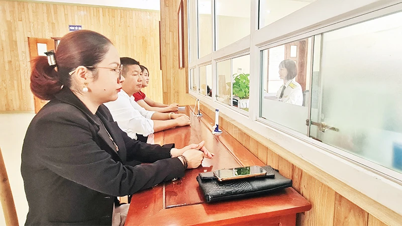 Công dân đến làm thủ tục hành chính tại Cục Thuế tỉnh Vĩnh Phúc. 