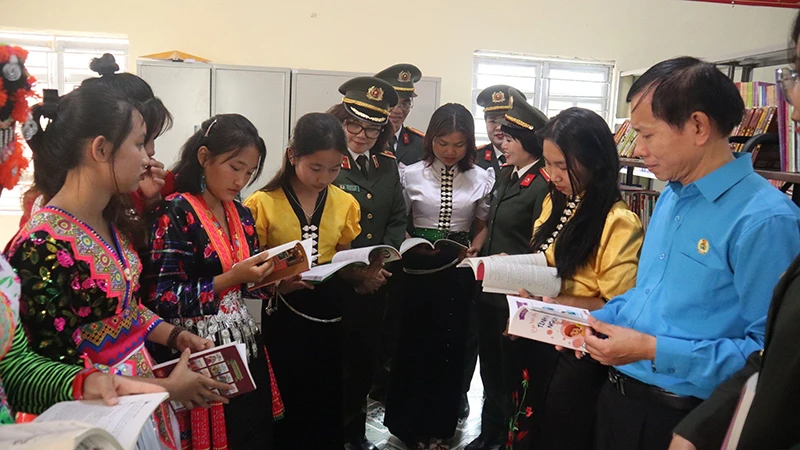 Ðoàn công tác Bộ Công an trao tủ sách với 1.200 đầu sách tặng Trường phổ thông dân tộc bán trú và trung học cơ sở xã Na Sang, huyện Mường Chà, tỉnh Ðiện Biên. 