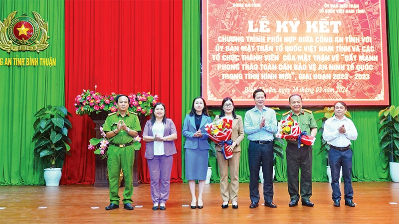 Ðồng chí Ðoàn Anh Dũng, Chủ tịch Ủy ban nhân dân tỉnh Bình Thuận trao bằng khen tặng tập thể, cá nhân. 
