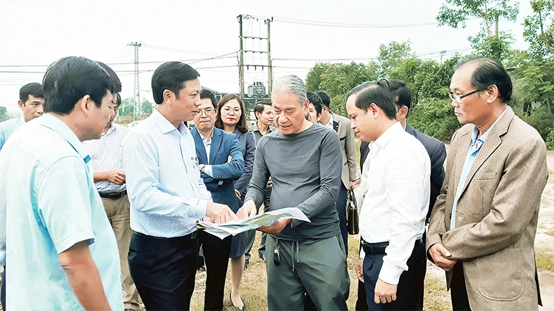 Phó Chủ tịch Ủy ban nhân dân tỉnh Quảng Trị Hoàng Nam cùng lãnh đạo các sở, ngành, địa phương khảo sát thực địa tại di tích. 