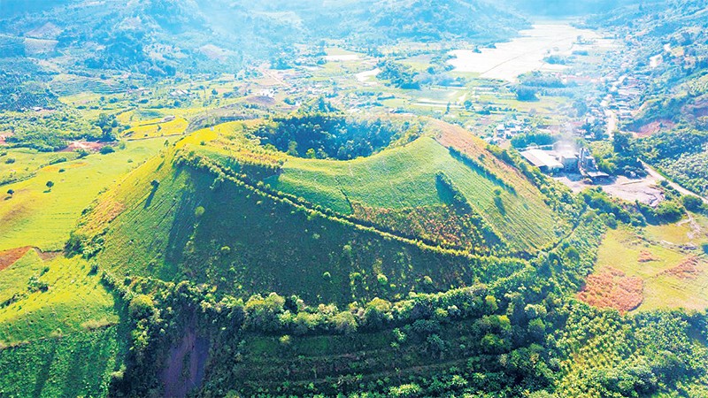 Núi lửa Nâm Kar thuộc thôn Phú Sơn, xã Quảng Phú, huyện Krông Nô, là một trong những núi lửa trẻ, hình thành do sự kết hợp giữa phun trào và phun nổ. 
