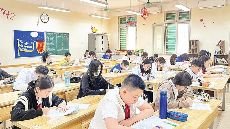 Học sinh Trường trung học cơ sở Trưng Vương (quận Hoàn Kiếm) ôn tập chuẩn bị cho kỳ thi vào lớp 10 trung học phổ thông công lập. 
