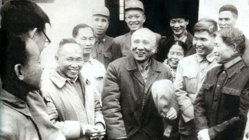 Phó Chủ tịch nước Nguyễn Lương Bằng thăm quê hương Thanh Miện, năm 1976. (Ảnh TƯ LIỆU) 