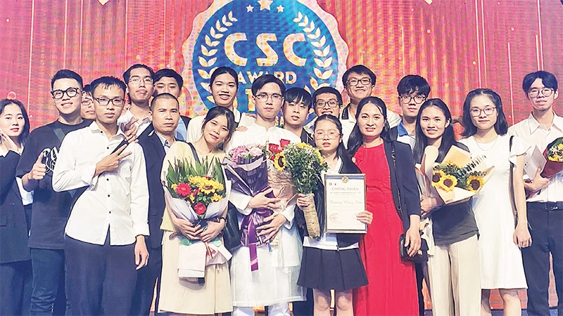 Dương Công Sơn (đứng giữa cầm hoa) tại lễ trao giải thưởng CSC Award. 